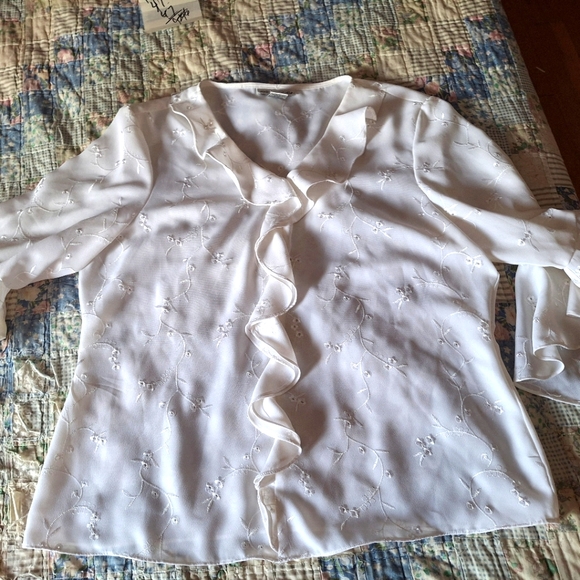 Michelle Michelle Eyelet white blouse - Picture 12 of 12